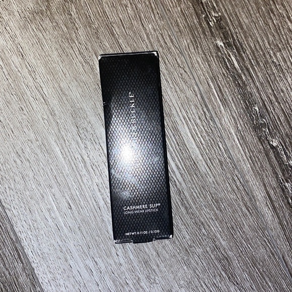 KRISTOFER BUCKLE Cashmere Slip Longwear Lipstick in Bardot - Picture 2 of 3